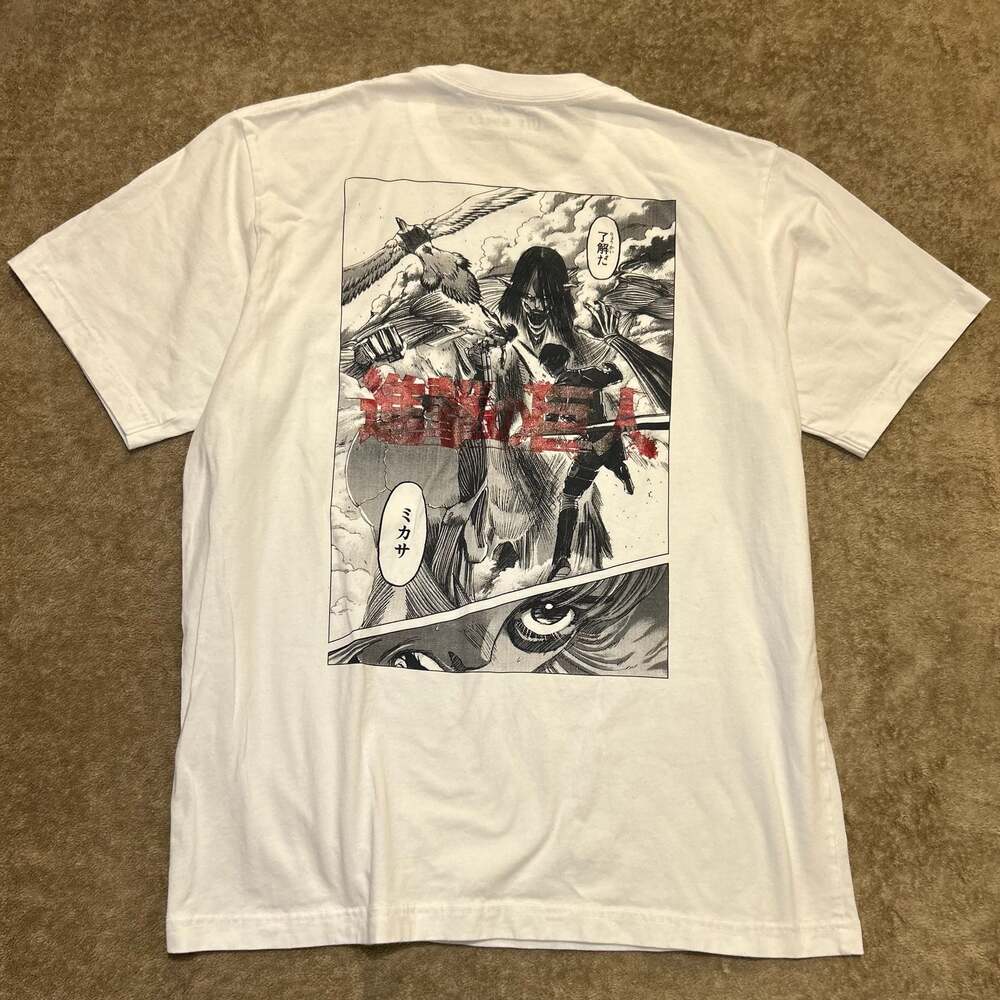 VTG Uniqlo X Attack on Titan Graphic T-Shirt, Men’s L